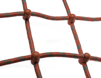 Siatka do wspinaczki czerwono-zielona z czerwonymi łącznikami