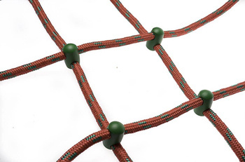 Siatka do wspinaczki czerwono-zielona z zielonymi łącznikami